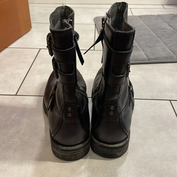 Ugg black leather woman’s boots - Picture 6 of 16